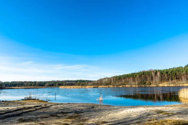 野生湖景观在春天和蓝蓝的天空 — 图库照片