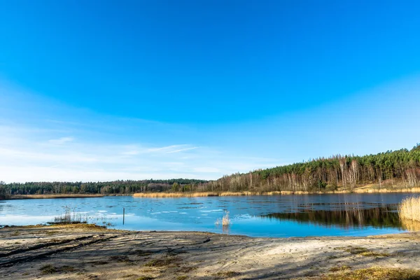 Paisaje salvaje del lago en primavera y cielo azul — Foto de Stock