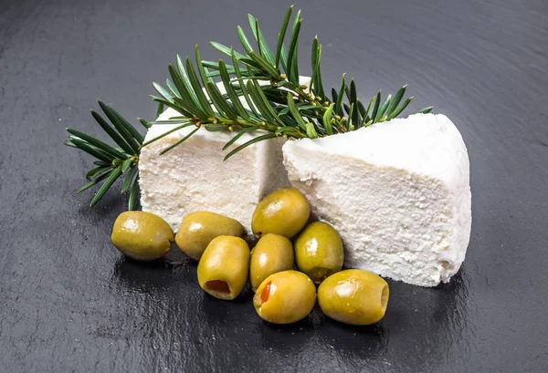 Queso blanco o queso feta y aceitunas verdes — Foto de Stock