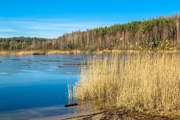 Landschap van lake met smeltend ijs in vroege voorjaar watervalen of late winter. — Stockfoto