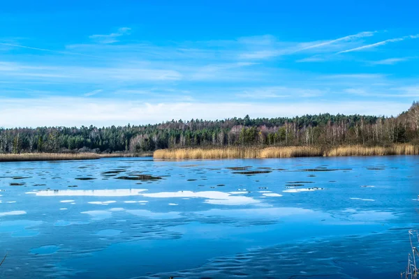 Landskapet i lake med smältande is i början av våren töar eller vårvintern. — Stockfoto