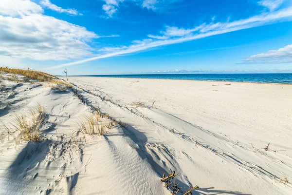 Mar paisagem de praia e céu azul. Duna de areia com grama, Leba, Mar Báltico, Polônia — Fotografia de Stock