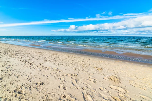 Морський пляж пейзаж і блакитне небо в літній відпустці — стокове фото