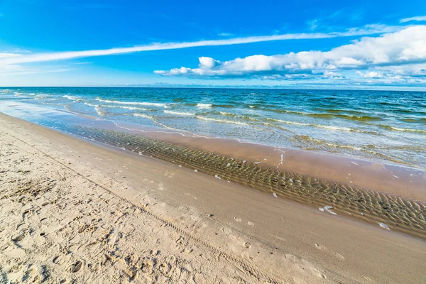 Bela paisagem marinha. Praia de areia à beira-mar, Leba, Mar Báltico, Polónia — Fotografia de Stock