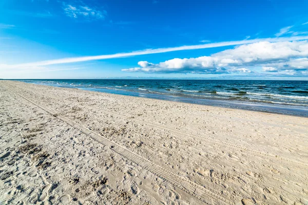 Морський пляж пейзаж і блакитне небо в літній відпустці — стокове фото