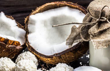 Taze hindistan cevizi ve Hindistan cevizi Ürünler: Hindistan cevizi yağı ve Hindistan cevizi top