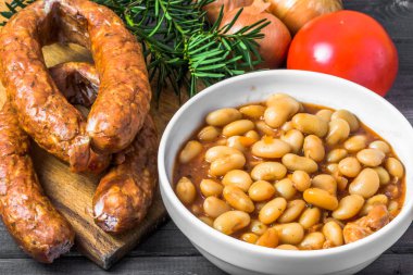Domates sosu, yemek bir kase kavramı pişirme sosis ile kuru fasulye