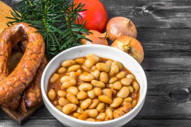Domates sosu, yemek bir kase kavramı pişirme sosis ile kuru fasulye