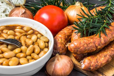 Domates sosu, yemek bir kase kavramı pişirme sosis ile kuru fasulye