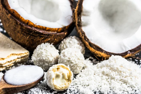 Kókusz termékek: kókusz olaj és a kókuszdió édességek — Stock Fotó