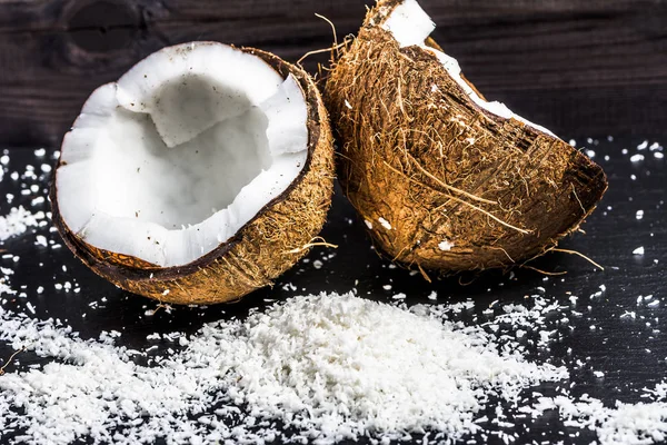 Zwei Hälften Kokos- und Kokosflocken — Stockfoto