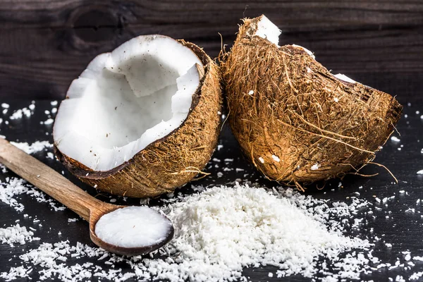 Óleo de coco fresco e óleo de coco em colher de madeira — Fotografia de Stock
