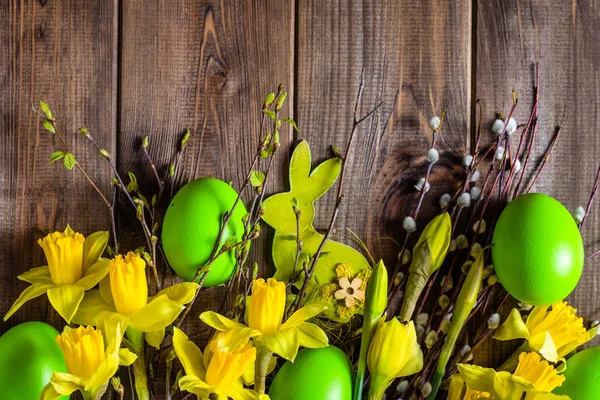 Mesa de Pascua con huevos y narcisos, fondo de primavera —  Fotos de Stock