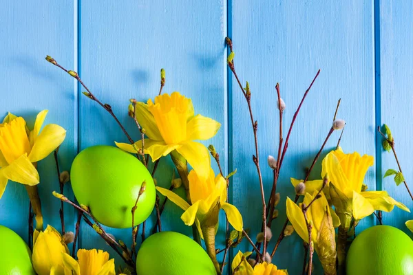 Table de Pâques avec œufs et jonquilles, fond de printemps — Photo