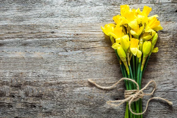 Tavaszi csokor Nárciszok napja húsvét háttér fából készült asztal — Stock Fotó