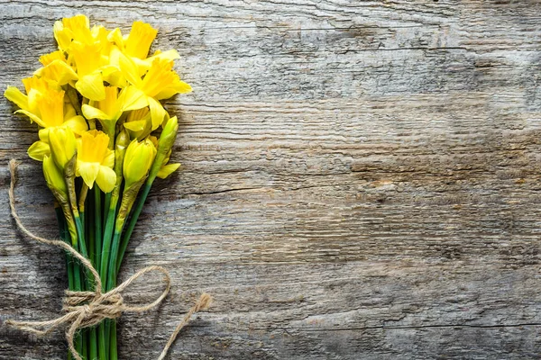 Spring backgrounds, easter daffodils on wood — Stock Photo, Image