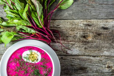 Pancar yaprakları ve sebze yeşillikleri, sağlıklı pişirme kavramı ile soğuk çorba