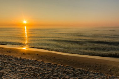 Sahilde güzel günbatımı manzara yaz aylarında