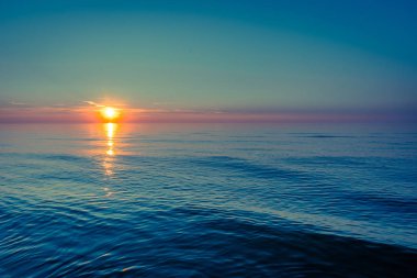 Sahilde güzel günbatımı yazında, peyzaj, çapraz işlem