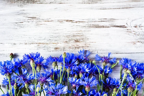 Cadre floral avec de belles fleurs de bleuets sélectionnées sur fond en bois — Photo