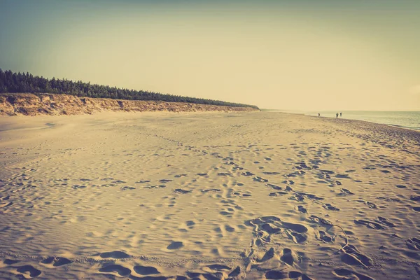 Tom strand med vit sand nära sanddynerna över hav, sommarlandskap i Polen, Foto stiliserade på vintage — Stockfoto
