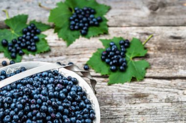 Ahşap masa, ormandaki çiftçi piyasasında olgunlaşmış meyve sepeti taze yaban mersini alanı, üstten görünüm Kopyala