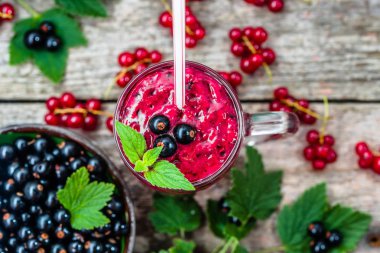 Yoğurt ile meyve gelen sağlıklı güler yüzlü. Blackcurrant vitamin içeceği, yaz tatlılar kavramı karışımlı berry