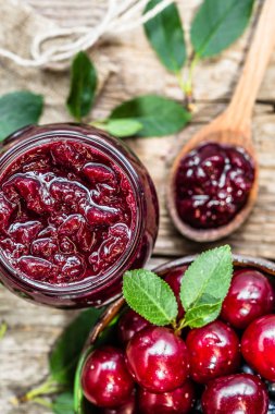 Ev yapımı reçel kavanoz vişne ve kiraz bir kase, ek yükü