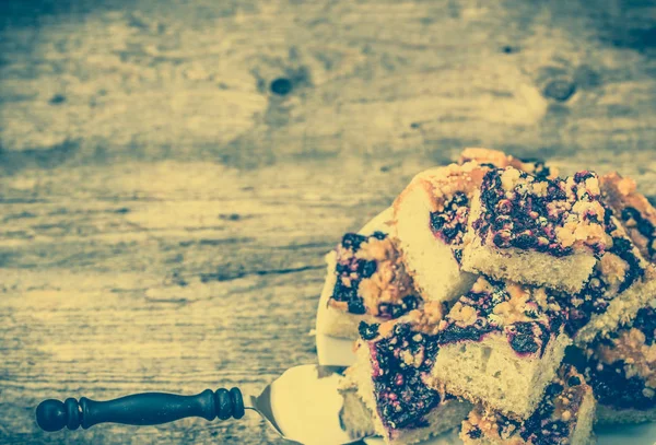 Pastel dulce con frutas de arándanos en la masa de levadura, concepto de cocción de verano, foto vintage, espacio de copia — Foto de Stock