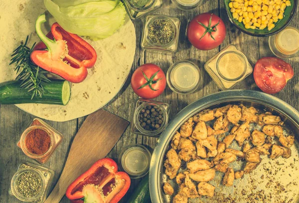 Zubereitung von Kebab Gyros, gebratenem Hühnerfleisch und pflanzlichen Zutaten, hausgemachtes Kochrezept, flache Lage, Overhead — Stockfoto