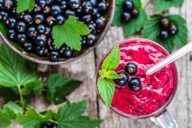Yoğurt ile meyve gelen sağlıklı güler yüzlü. Blackcurrant vitamin içeceği, yaz tatlılar kavramı karışımlı berry