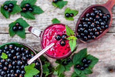 Yoğurt ile meyve gelen sağlıklı güler yüzlü. Blackcurrant vitamin içeceği, yaz tatlılar kavramı karışımlı berry