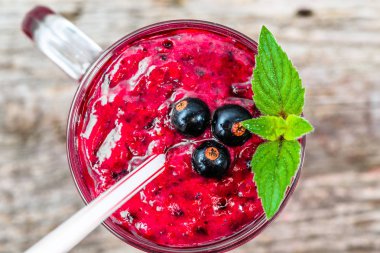 Yoğurt ile meyve gelen sağlıklı güler yüzlü. Blackcurrant vitamin içeceği, yaz tatlılar kavramı karışımlı berry