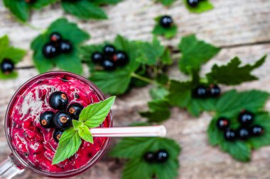 Yoğurt ile meyve gelen sağlıklı güler yüzlü. Blackcurrant vitamin içeceği, yaz tatlılar kavramı karışımlı berry