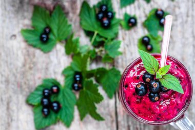 Yoğurt ile meyve gelen sağlıklı güler yüzlü. Blackcurrant vitamin içeceği, yaz tatlılar kavramı karışımlı berry