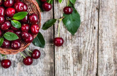 Taze kiraz ahşap arka plan üzerinde organik meyve sepeti,