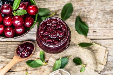 Ev yapımı reçel kavanoz ve taze kiraz bir kase içinde korunmuş kiraz dan