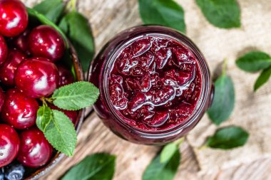 Rustik kavanoz Vişne Reçeli ve taze kiraz bir kase, homemad
