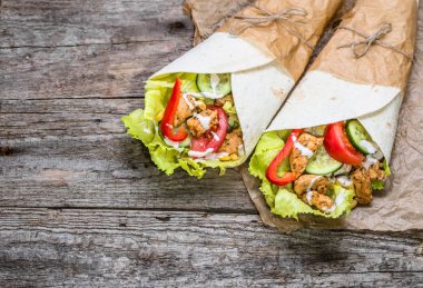 Izgara tavuk ve sebze, lokanta Meksika mutfağının lezzetli tortilla bükülmüş fajita rulo, sandviç