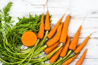 Havuç suyu ve ahşap zemin, ek yükü üzerine taze havuç