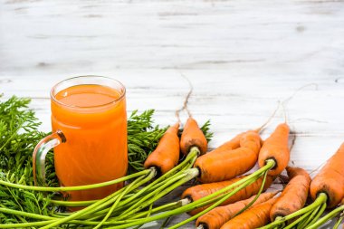 Havuç suyu ve ahşap zemin, ek yükü üzerine taze havuç