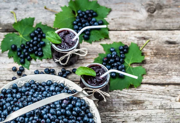 Boisson aux myrtilles fraîches, smoothie d'été avec vitamine mélangée à la myrtille — Photo