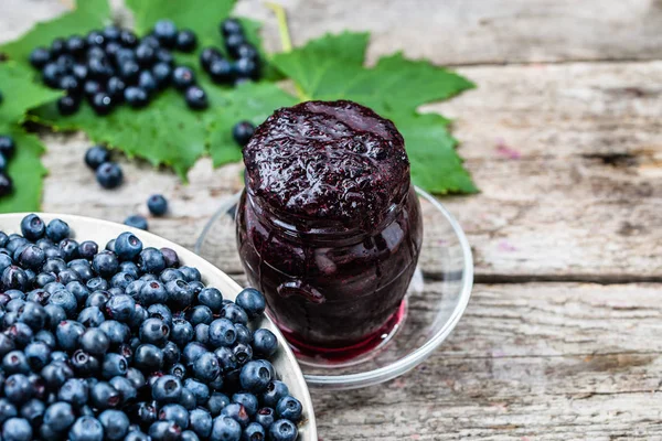 Taze reçel yaban mersini, yapılan yaz olgun bilberry meyve korur