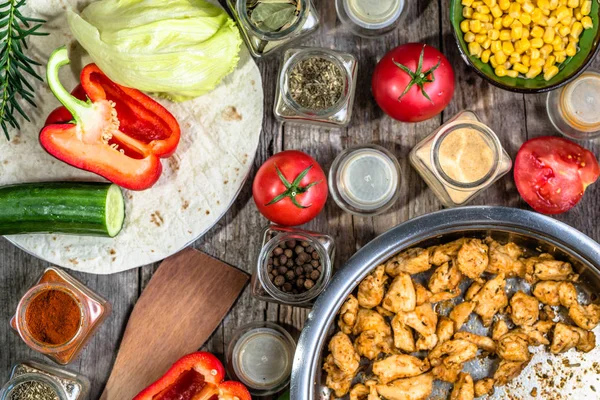 Zubereitung von Dönerspieß mit Gyros-Fleisch, gebratenen Hühnerstreifen — Stockfoto