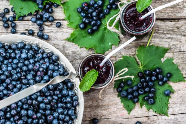 Yaban mersini, yaz güler yüzlü vitamin ile yapılmış taze içki olgunlaşmış meyve karışık — Stok fotoğraf