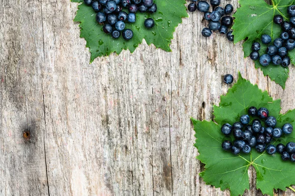 Čerstvé borůvky na dřevěný stůl, rám plody borůvky, kopírovat prostor shora — Stock fotografie