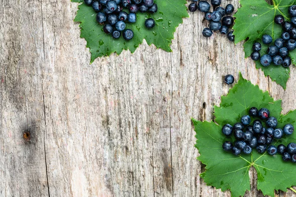 Bleuets frais sur table en bois, cadre de fruits de myrtille, espace de copie d'en haut — Photo