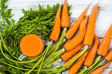 Mason kavanoza kupa, sağlıklı antioksidan içecek, üstten görünüm içinde havuç üzerinden diyet güler yüzlü