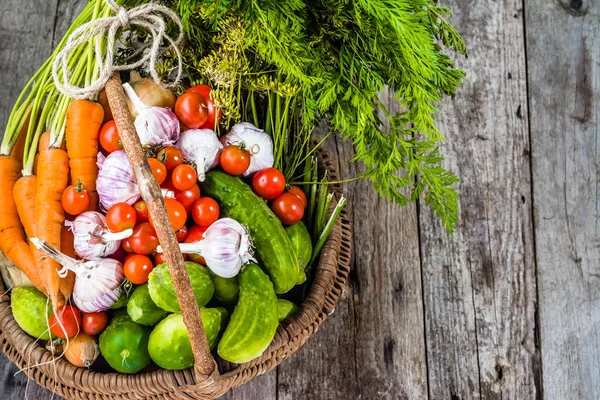 Verduras coloridas en cesta, productos orgánicos del mercado campesino en mesa de madera — Foto de Stock