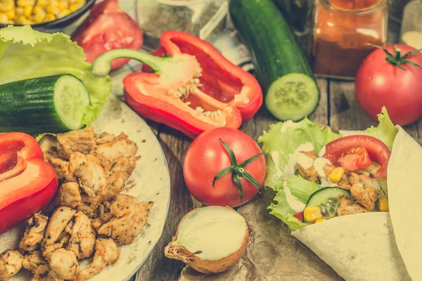 Preparación de envoltura de tortilla, sándwich de burrito mexicano con carne en giroscopios - rayas de pollo y verduras, receta de cocina casera — Foto de Stock